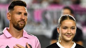 Harper Beckham führt Lionel Messi auf den Rasen