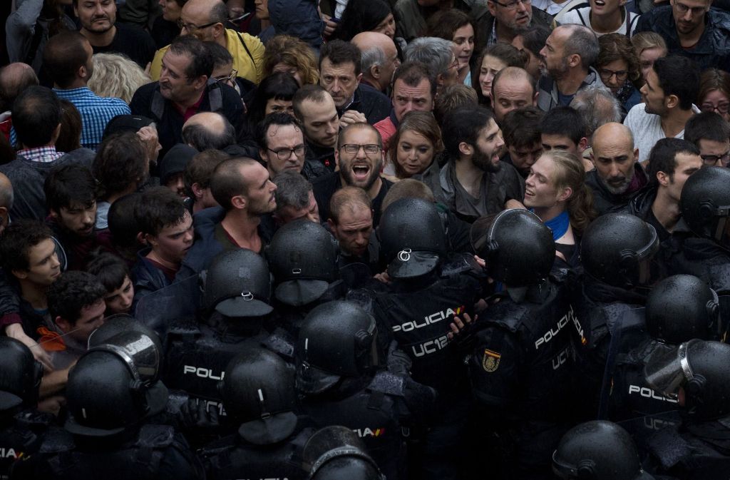 Die Polizei in Barcelona versucht, die Demonstranten zu bremsen.
