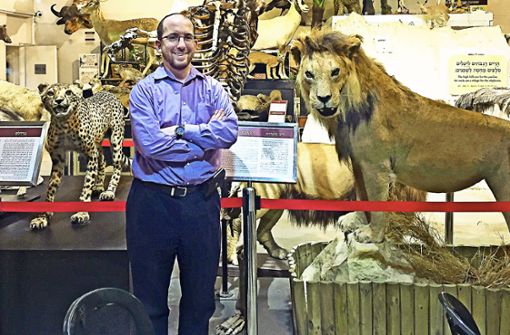 Der Zoo-Rabbiner Natan Slifkin in seiner Ausstellung. Foto: Lissy Kaufmann