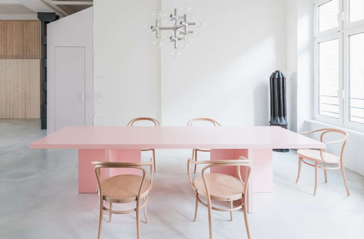 Steht in einem Loft in Berlin-Kreuzberg, das von Batek Architekten für eine Familie umgebaut wurde: Ein rosa Tisch von Designer Moritz Bannach.