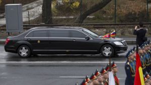 Der nordkoreanische Diktator Kim Jong Un besitzt zwei Stretchlimousinen von Mercedes. Foto: AP