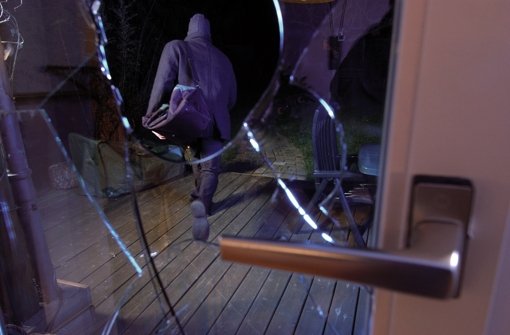 Die unbekannten Täter haben eine Fensterscheibe eingeschlagen, um in die Gaststätte zu gelangen. Foto:  
