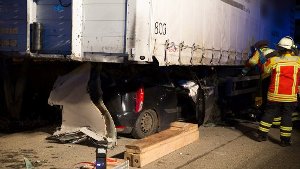Lebensgefährliche Verletzungen erlitt ein 50-jähriger Autofahrer in Kornwestheim, als er am Dienstagmorgen in einen Sattelauflieger krachte. Foto: www.7aktuell.de | Karsten Schmalz