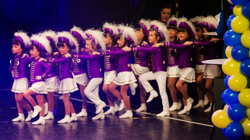 Die Lila Mini Garde marschiert auf die Bühne. Foto: Ines / Rudel