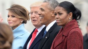 Michelle Obamas versteinerter Gesichtsausdruck wurde im Netz vielfach kommentiert. Foto: EPA/Rex Features