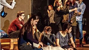 Schüler des evangelischen Mörike-Gymnasiums setzen sich  in ihrem neuen Theaterstück mit der Frage auseinander, wie sie sich verhalten würden, wenn Krieg wäre. Foto: Liviana Jansen