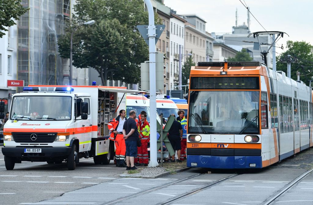 Bei dem Straßenbahnunfall in Mannheim werden mehrere Menschen verletzt.