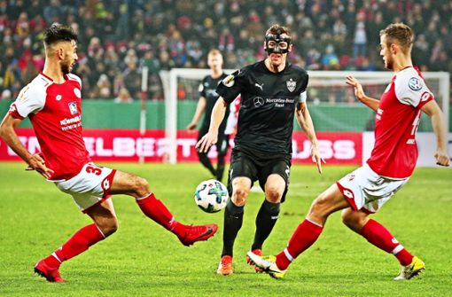 Im Pokal verlor der VfB Stuttgart um Christian Gentner (Mitte) beim FSV Mainz 05. Am Sonntag kommt es zum Bundesligaduell in der Opel-Arena. Foto: Baumann