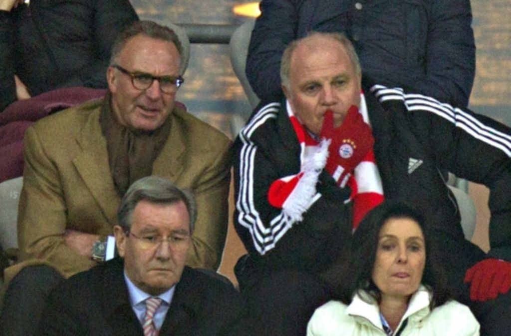 Bayern-Präsident Uli Hoeneß (rechts) schaute sich am Dienstagabend gemeinsam mit Karl-Heinz Rummenigge das Champions-League-Spiel der Bayern gegen den FC Arsenal an und ...