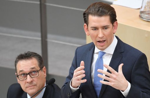 Der Kanzler hat das Wort: Vizekanzler Heinz Christian Strache (FPÖ) (links) beobachtet den österreichischen Bundeskanzler Sebastian Kurz (ÖVP) bei einer Rede im Nationalrat. Foto: APA