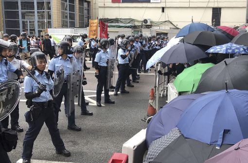 Hunderte von Demonstranten umzingelten den Regierungssitz in Hongkong, während sich die Regierung darauf vorbereitete, die Debatte über ein höchst umstrittenes Auslieferungsgesetz zu eröffnen. Schließlich wurde die Lesung verschoben. Foto: dpa