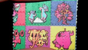 Die kristalline Droge LSD wird häufig auf Löschpapier-Bogen (englisch: Blotter), das wie diese „Pink Elephant Blotters“ häufig farbig bedruckt sind, von Dealern in Umlauf gebracht. Foto: Wikipedia commons