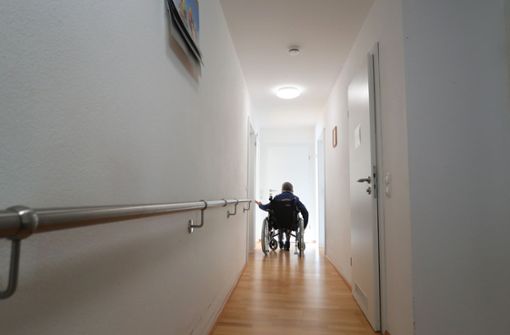 Eine Rollstuhlfahrerin fährt in einer Wohngemeinschaft einen Flur entlang zu ihrem Zimmer. Foto: dpa/Karl-Josef Hildenbrand