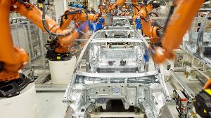 Roboter des Augsburger Herstellers Kuka werden in der Automobilindustrie eingesetzt. Die Übernahme des Unternehmens durch die Chinesen hat die Bundesregierung alarmiert. Foto: dpa