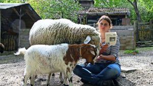 Kathrin Vogl, die Jufa-Zeitung und der eine oder andere Farmbewohner. Foto: Susanne Müller-Baji