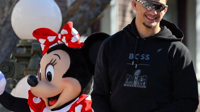 Patrick Mahomes: Super-Bowl-Gewinner feiert mit Familie in Disneyland