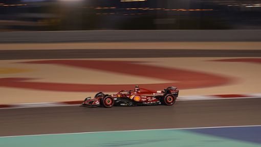 Carlos Sainz rast im Ferrari um die Strecke. Foto: Hasan Bratic/dpa