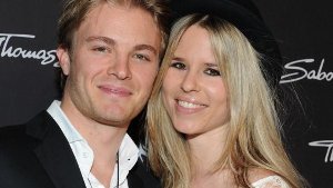 Nico Rosberg mit seiner Freundin Vivian Sibold im Februar 2012 in München. Das Paar hat jetzt in Monaco standesamtlich geheiratet. Foto: dpa