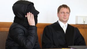 Die Angeklagte (links) muss sich vor dem Landgericht Arnsberg verantworten. Foto: dpa