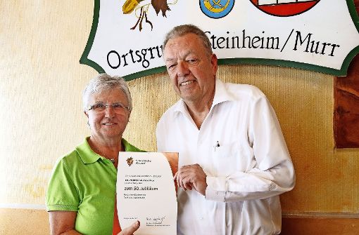 Hannelore Nolkemper erhält von Peter Mugele die Gratulationsurkunde. Foto: avanti