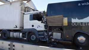 Lkw fährt auf Bus auf – Lastwagenfahrer lebensgefährlich verletzt