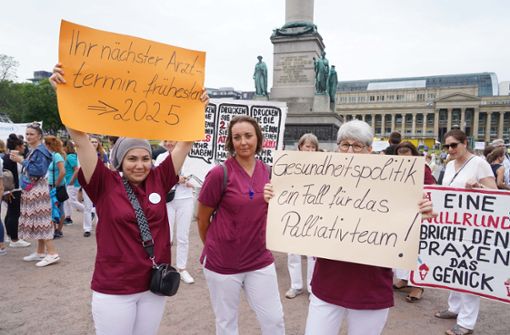 Die Demonstration fand am Stuttgarter Schlossplatz statt. Foto: Andreas Rosar Fotoagentur-Stuttg/Andreas Rosar Fotoagentur-Stuttg
