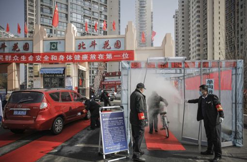 In Tianjin müssen sich auch Radfahrer einer Desinfektion unterziehen. Teilweise werden dazu auch schon Roboter eingesetzt. Foto: dpa/Uncredited