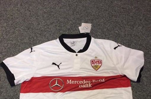 Das neue Trikot des VfB Stuttgart war am Mittwoch plötzlich im Handel zu finden. Foto: Patrick Höhl via @VfBaktuell