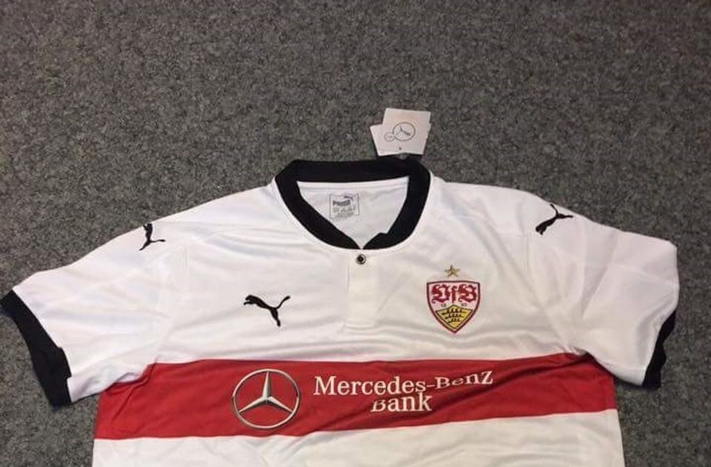 Das neue Trikot des VfB Stuttgart war am Mittwoch plötzlich im Handel zu finden.