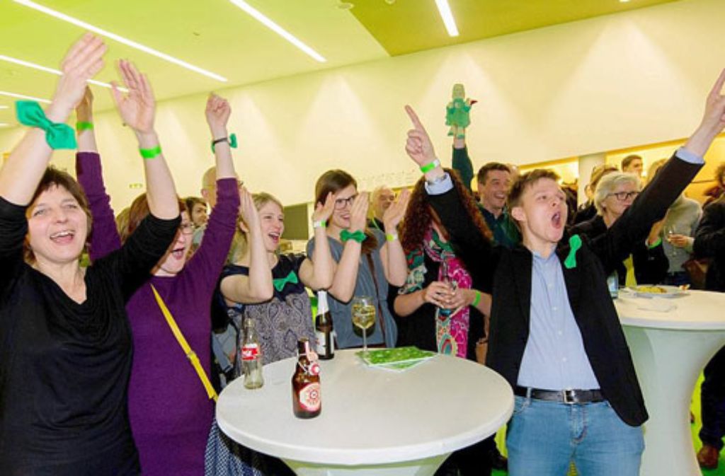 Parteianhänger der Grünen freuten sich über die ersten Hochrechnungen bei der Wahlparty der Grünen zur Landtagswahl in Baden-Württemberg. Sehen Sie in unserer Bildergalerie Eindrücke vom Wahlabend.