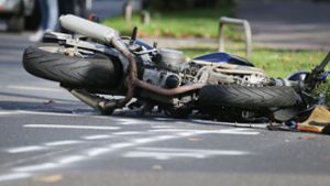Motorradfahrer stürzt bei Unfall