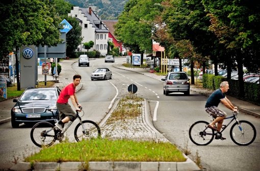 Verkehrsministerium und Bürgermeister sind uneins, ob das Verkehrsaufkommen in Winterbach (im Bild die Ritterstraße Richtung Ortskern) eine Umgehungsstraße rechtfertigt. Foto: Leif Piechowski