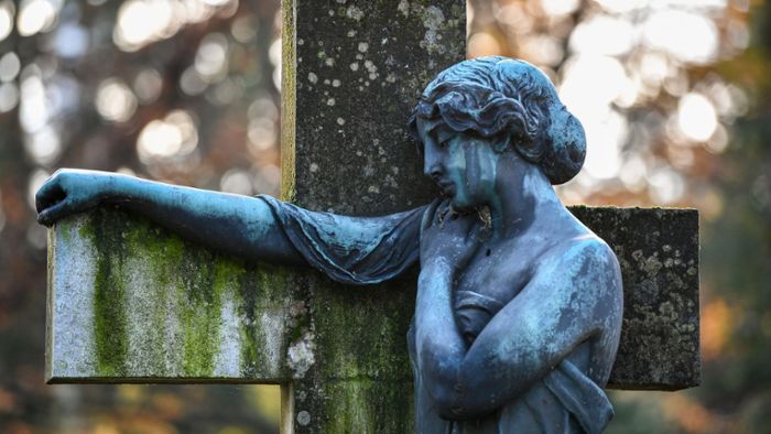 Friedhofsmitarbeiter stiehlt toter Frau die Ringe vom Finger