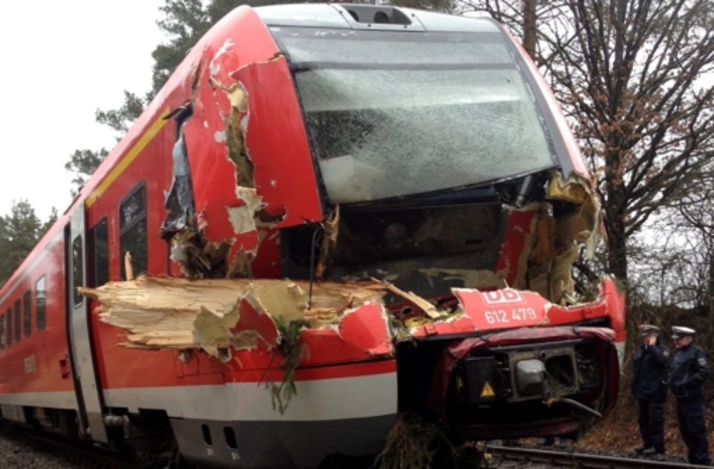 Der Stamm eines Baumes steckt an der Bahnstrecke bei Pegnitz (Bayern) in einem zerstörten Triebwagen des Regionalexpresses Bayreuth-Nürnberg. Der Zug war in einen Baum gefahren, der zuvor durch Windböen des Sturmtiefs Niklas umgeworfen worden war.