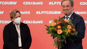 Blumen für den CDU-Chef Armin Laschet von Susanne Eisenmann Foto: AFP/MARIJAN MURAT