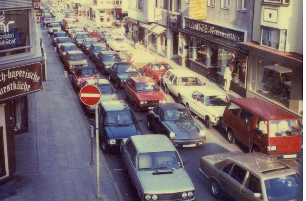 Stau in den 1970ern auf der Calwer Straße, die heute eine Fußgängerzone ist. l Foto: /Archiv