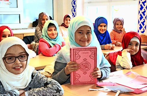 Jungen und Mädchen lernen getrennt.Arezou zeigt ihren pinkfarbenen Koran. Foto: Frank Wittmer