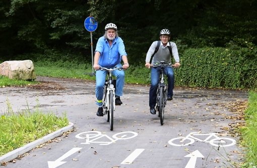 Der Fahrradbeauftragte Claus Köhnlein (links) und Jürgen Mutz vom Tiefbauamt sind sich im Grunde einig: Der neue Radweg ist insgesamt eine gute Sache. Foto: Nina Ayerle