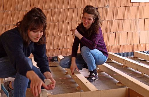 Von den   Architekturstudentinnen Meike Hammer (l.) und Tine Teiml stammt der Entwurf des Begegnungsraums und sie sind auch vor Ort auf der Baustelle. Foto: Sybille Neth