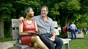 Der Saltico-Chef Andreas Schweickert würde auch die Bronzestatue „Dame in Rot“, ein ­beliebtes Fotomotiv,  gerne wieder auf den Berg holen. Foto: Horst Rudel
