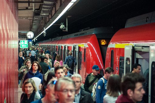 Auch am Donnerstag waren die S-Bahnen, die fast alle nur stündlich verkehrten, wieder rappelvoll. Foto: www.7aktuell.de | Florian Gerlach
