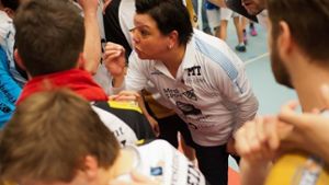 Alles hört auf ihr Kommando: Monique Tijsterman trainiert die Männer von Göppingens EHF-Pokal-Gegner OCI Lions Limburg. Foto: OCI Lions/Jos Joosten