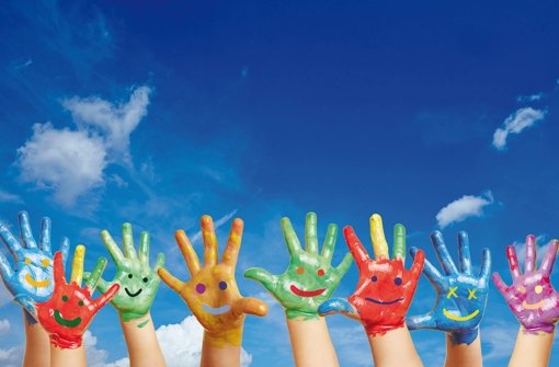 Kunterbunte Hände zeigen, dass Vielfalt durchaus Spaß machen kann. Auch wenn Menschen anderer Kulturen sich begegnen, gibt es genauer betrachtet, allerlei Verbindendes. Foto:  