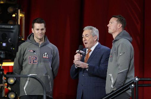 Die beiden Top-Quarterbacks Tom Brady (links) von den New England Patriots und Matt Ryan (rechts) von den Atlanta Falcons Foto: AP