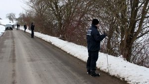 Rettungstaucher haben die Leiche eines vermissten 16-Jährigen am Montagabend in einem Baggersee bei Schemmerhofen (Kreis Biberach) entdeckt - Todesumstände weiterhin unklar. Foto: dapd