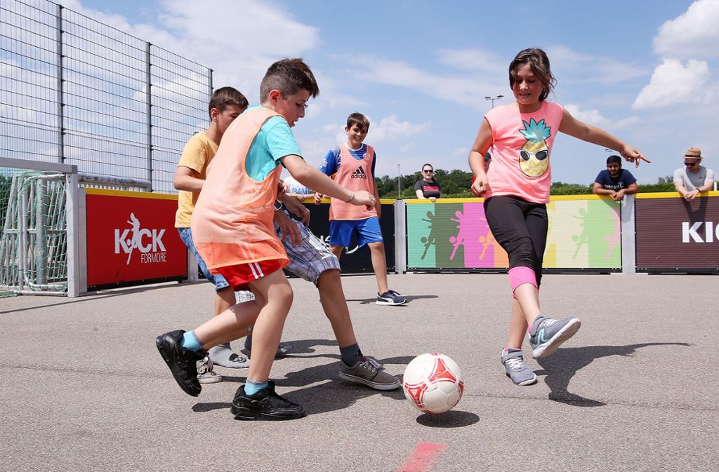 Kickfair macht in Deutschland das, was die Laureus-Initiative „Kick for more“ weltweit schon seit mehr als 20 Jahren tut: Sie bringt Kinder auf den Fußballplatz – auch in Ostfildern.