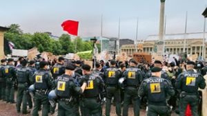 Nachdem sich ein Demonstrationszug Richtung Schlossplatz in Bewegung gesetzt hatte, kam es laut Polizei auch zu unschönen Szenen. Foto: Andreas Rosar//Fotoagentur-Stuttgart