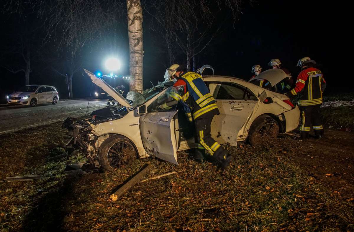 Der Schaden am Mercedes CLA wird auf 40.000 Euro geschätzt. An den Bäumen entstand ein Schaden von etwa 3500 Euro.