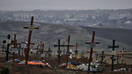 Neue Gräber sind auf einem Friedhof in Bachmut zu sehen. Der Beginn des russischen Angriffskrieges gegen die Ukraine jährte sich nun zum zweiten Mal. Foto: Libkos/AP/dpa
