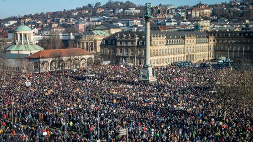 Zehntausende demonstrierten in Stuttgart gegen Rechtsextremismus. Foto: dpa/Christoph Schmidt